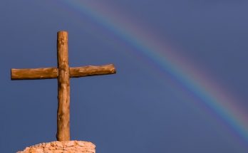 Kreuz unterm Regenbogen
