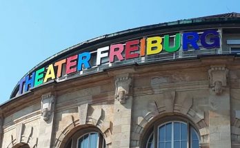 Das „Theater Freiburg“ hat im Februar 2023 zwei interessante Positionen für junge Queerios auf dem Spielplan